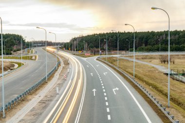 Geceleri araba ışıkları. uzun pozlama