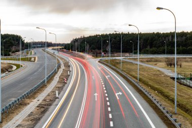 Geceleri araba ışıkları. uzun pozlama