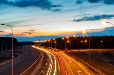 Geceleri hareket halindeki arabaların ışıkları. uzun pozlama