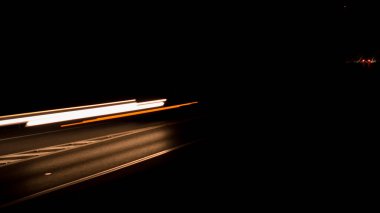 Geceleri hareket halindeki arabaların ışıkları. uzun pozlama