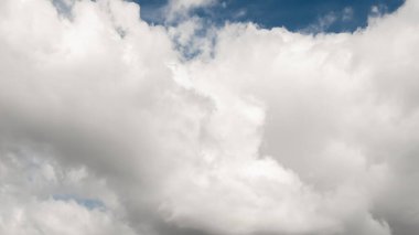 Mavi gökyüzünün arka planında beyaz bulutlar