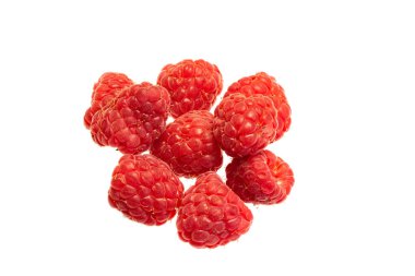 Kırmızı ahududu beyaz izole bir zemin üzerinde