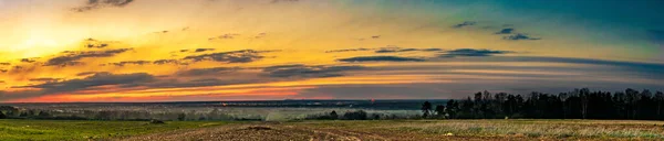Kolorowy Zachód Słońca Nad Polami Widoczną Tle Wioską — Zdjęcie stockowe