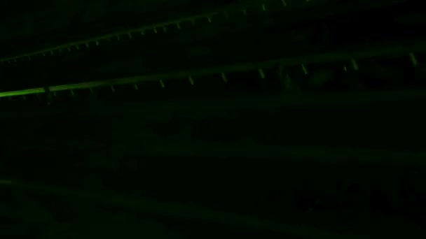 Luces verdes del coche por la noche. larga exposición — Vídeo de stock