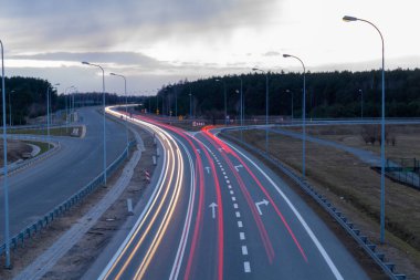 Geceleri hareket halindeki arabaların ışıkları. uzun pozlama