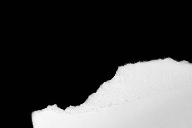 Siyah izole bir arkaplan üzerine beyaz bir kağıt parçası