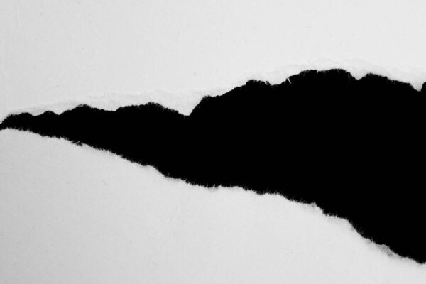 белый лист бумаги на черном изолированном фоне