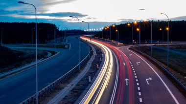 Geceleri hareket halindeki arabaların ışıkları. uzun pozlama