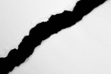 Siyah izole bir arkaplan üzerine beyaz bir kağıt parçası