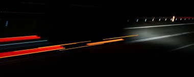 Geceleri hareket halindeki arabaların ışıkları. uzun pozlama