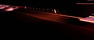 Geceleri hareket halindeki arabaların ışıkları. uzun pozlama