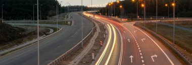 Geceleri hareket halindeki arabaların ışıkları. uzun pozlama