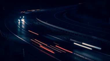 Geceleri hareket halindeki arabaların ışıkları. uzun pozlama