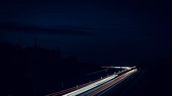 夜间行驶的汽车的灯光 长期接触 — 图库照片