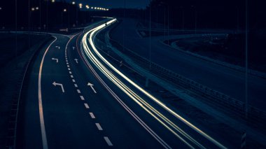 Geceleri hareket halindeki arabaların ışıkları. uzun pozlama