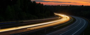 Geceleri hareket halindeki arabaların ışıkları. uzun pozlama