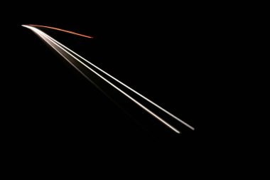 Geceleri hareket halindeki arabaların ışıkları. uzun pozlama