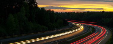 Geceleri hareket halindeki arabaların ışıkları. uzun pozlama