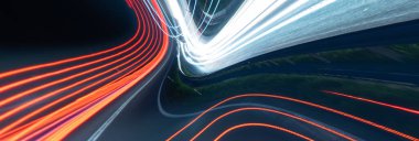 Gece arabaların ışıkları. uzun pozlama