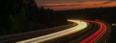 Geceleri hareket halindeki arabaların ışıkları. uzun pozlama