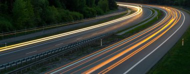 Geceleri hareket halindeki arabaların ışıkları. uzun pozlama