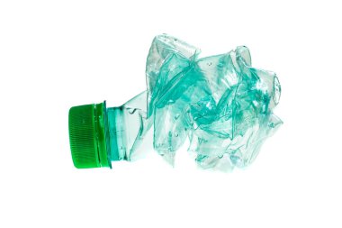 Beyaz izole arkaplanda buruşmuş yeşil plastik şişe