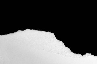 Siyah izole bir arkaplan üzerine beyaz bir kağıt parçası