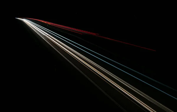 夜は抽象的な赤い車のライト 長時間露光 — ストック写真