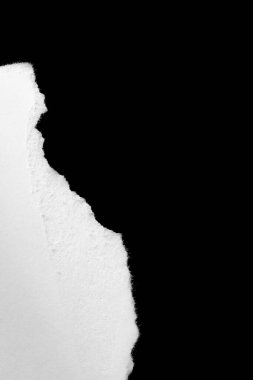 Siyah izole bir arkaplan üzerine beyaz bir kağıt parçası