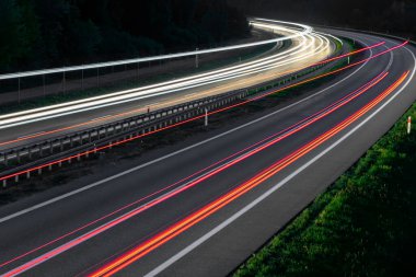 Geceleri soyut kırmızı araba ışıkları. uzun pozlama