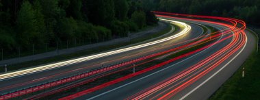 Geceleri hareket halindeki arabaların ışıkları. uzun pozlama