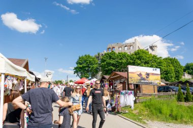 Ogrodzieniec, Polska -31.07.2020 - Ogrodzieniec 'teki şatonun kalıntılarına giden insanlar