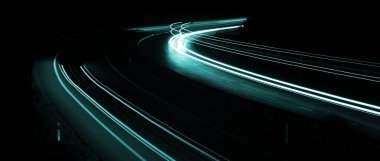 Geceleri mavi araba ışıkları. uzun pozlama