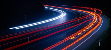 Geceleri soyut kırmızı araba ışıkları. uzun pozlama