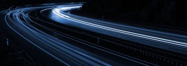 Geceleri mavi araba ışıkları. uzun pozlama