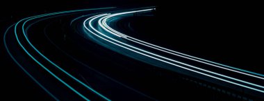 Geceleri mavi araba ışıkları. uzun pozlama