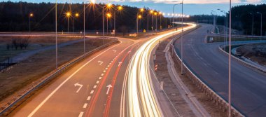 Geceleri hareket halindeki arabaların ışıkları. uzun pozlama