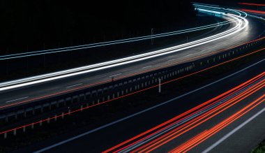 Geceleri hareket halindeki arabaların ışıkları. uzun pozlama