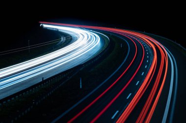 Gece arabaların ışıkları. uzun pozlama