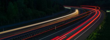 Geceleri hareket halindeki arabaların ışıkları. uzun pozlama