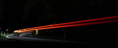 Geceleri soyut kırmızı araba ışıkları. uzun pozlama