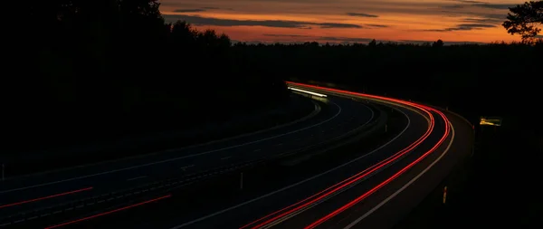 夜間の移動中の車のライト 長時間露光 — ストック写真