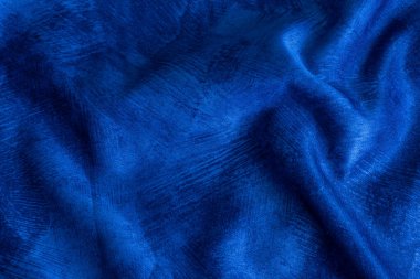 Kırışık mavi pamuklu kumaş görünür bir dokuya sahip.
