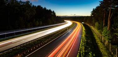 Geceleri hareket halindeki arabaların ışıkları. uzun pozlama