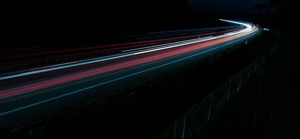 夜間の移動中の車のライト 長時間露光 — ストック写真