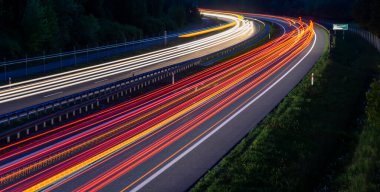 Geceleri hareket halindeki arabaların ışıkları. uzun pozlama