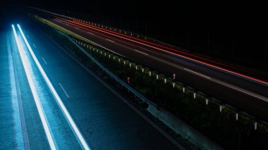 Geceleri hareket halindeki arabaların ışıkları. uzun pozlama