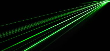 Geceleri yeşil araba ışıkları. uzun pozlama