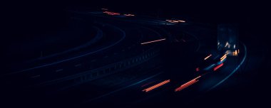 Geceleri hareket halindeki arabaların ışıkları. uzun pozlama