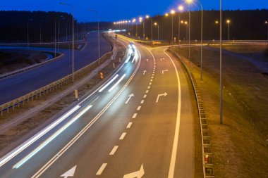 Geceleri hareket halindeki arabaların ışıkları. uzun pozlama